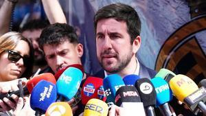 Riquelme rodeado por la prensa