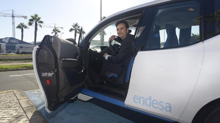 Pablo Casado, director general de Endesa en Canarias, en un coche eléctrico.