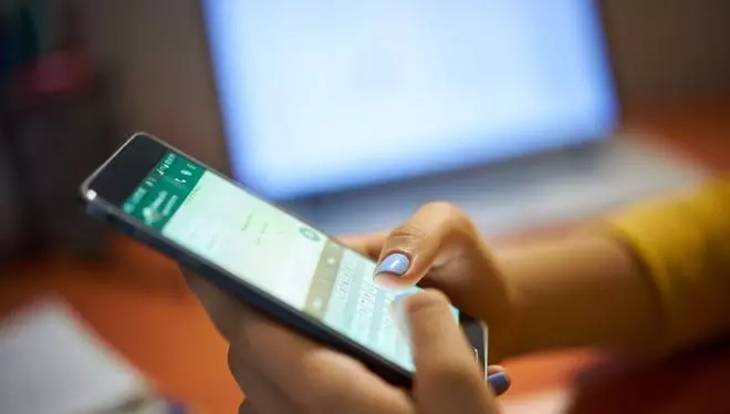 La emoción de una vecina de Alicante al recibir un mensaje de WhatsApp de su padre