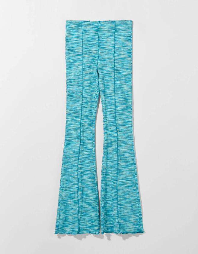 Pantalón tipo flare en color azul de Bershka