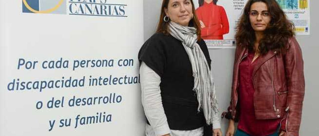 Natalia Cañeque (i) e Irene Rodríguez en la sede de Feaps Canarias.
