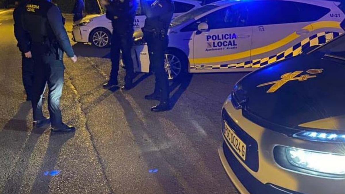 Agentes de la Guardia Civil y la Policía Local de Alcúdia. | GUARDIA CIVIL