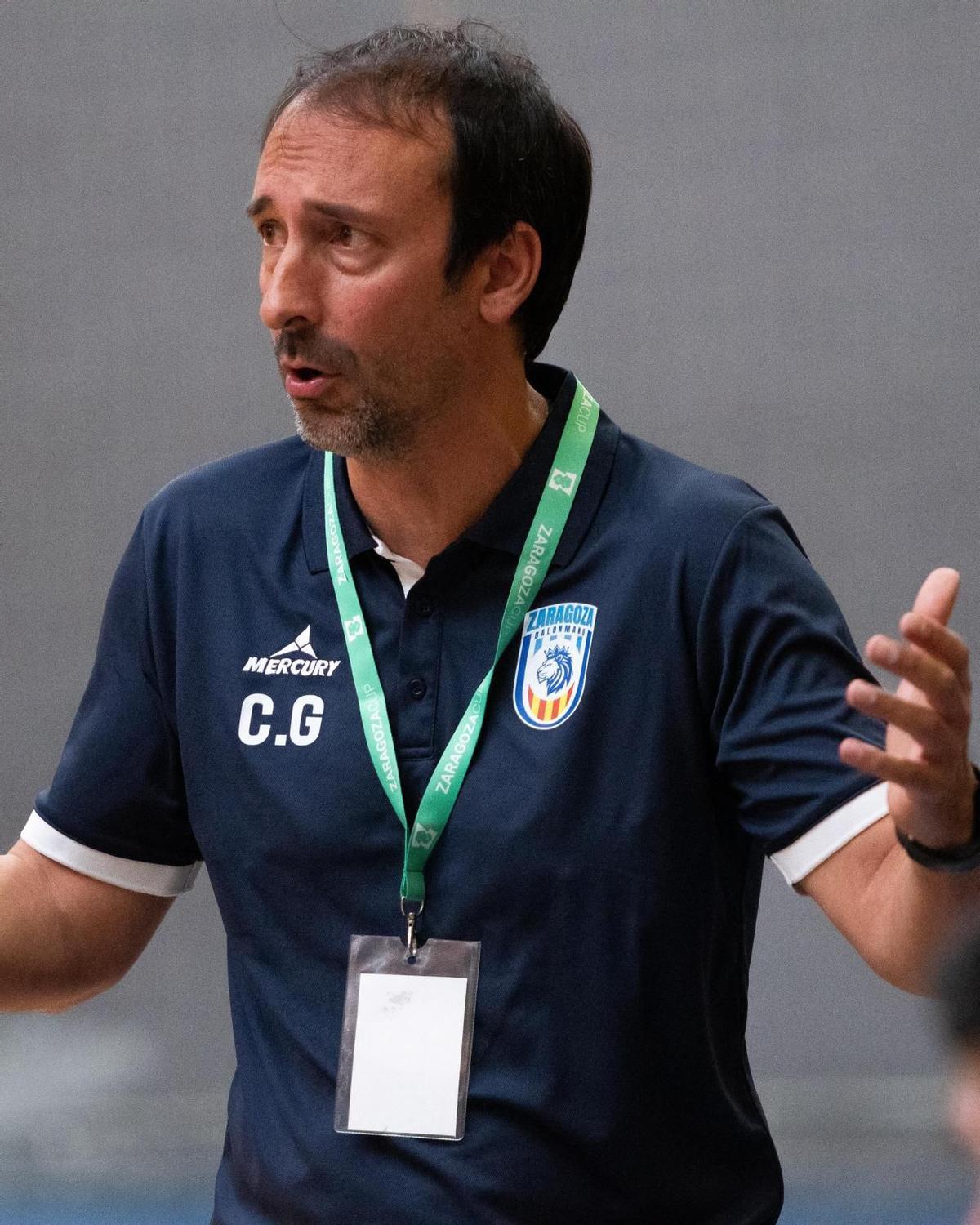 Carlos García dirige a su equipo durante un partido del Contazara este curso.