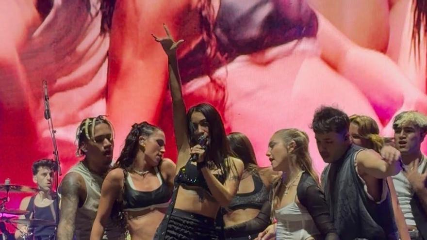 Maria Becerra, obligada a interrumpir su concierto en Pontevedra: «Alguien se descompuso»