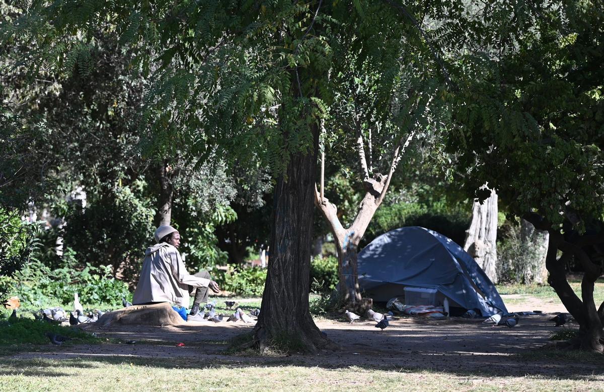 Personas sin hogar acampan en el parque de la Ciutadella de Barcelona