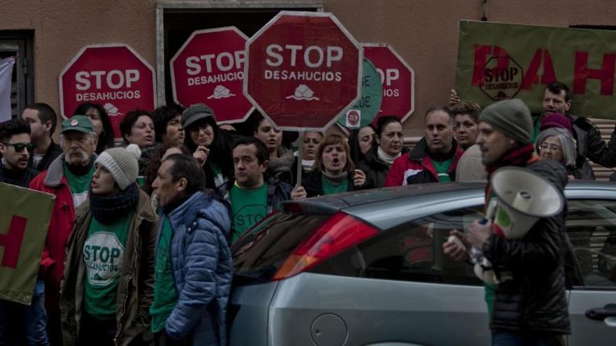 Miembros de la PAH protestan contra un desahucio.