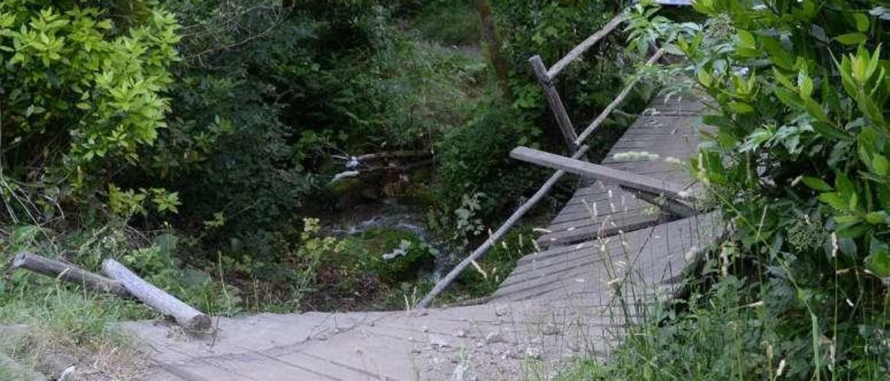 El puente de madera quedó destrozado. // Noé Parga