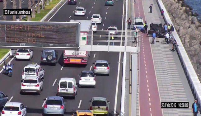 Un coche vuelca en la Avenida Marítima y cae al paseo