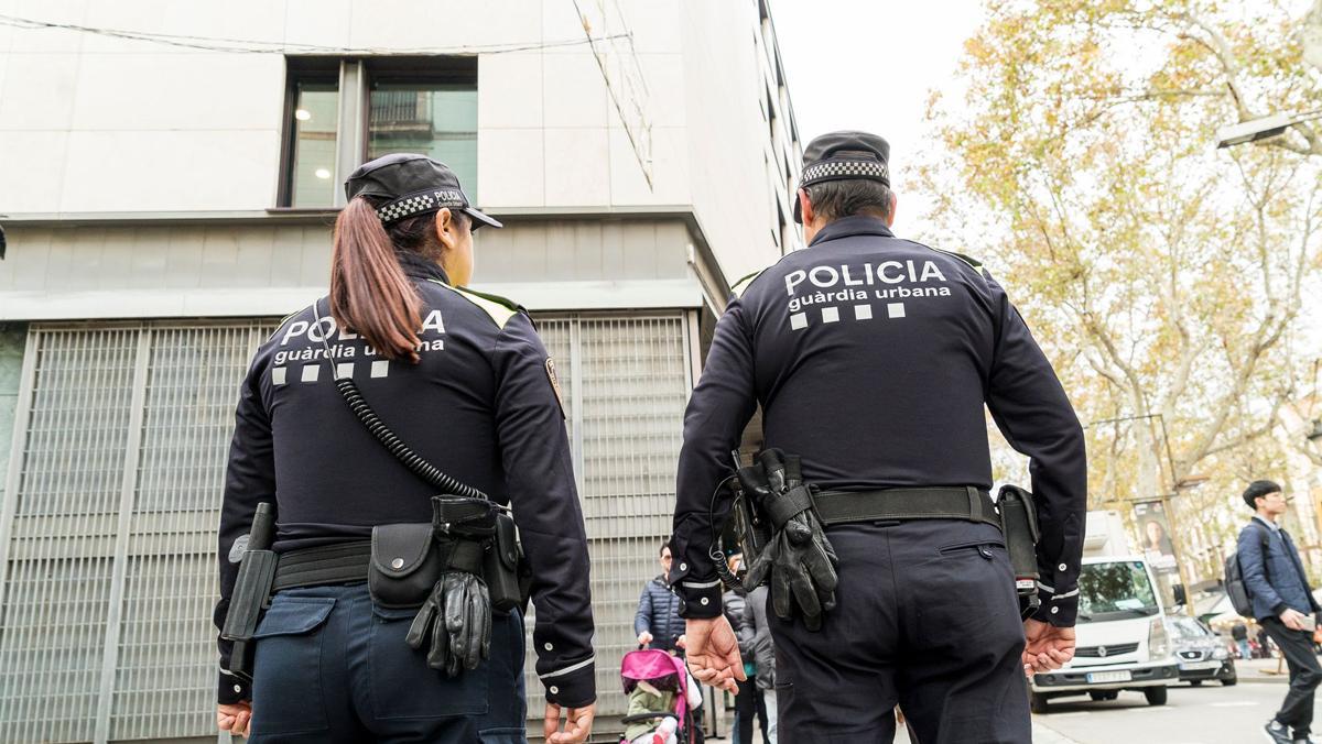 Parella de la Guàrdia Urabana fent la seva ronda pels carrers de Ciutat Vella