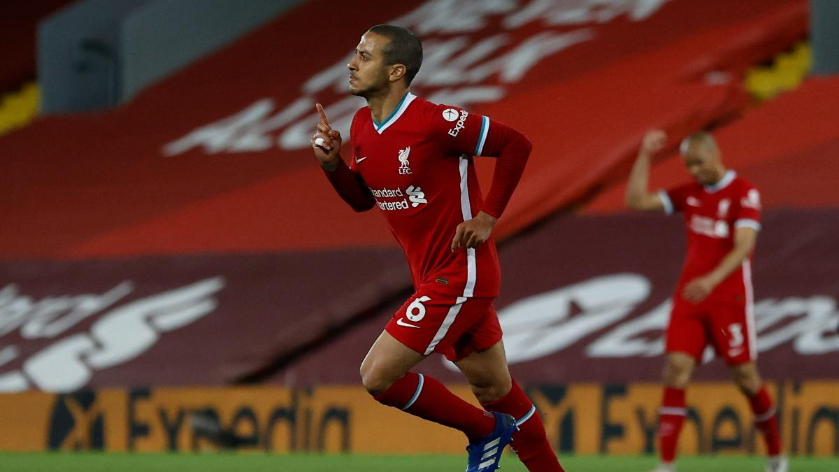 Thiago celebra su gol frente al Southampton en la temporada 20-21