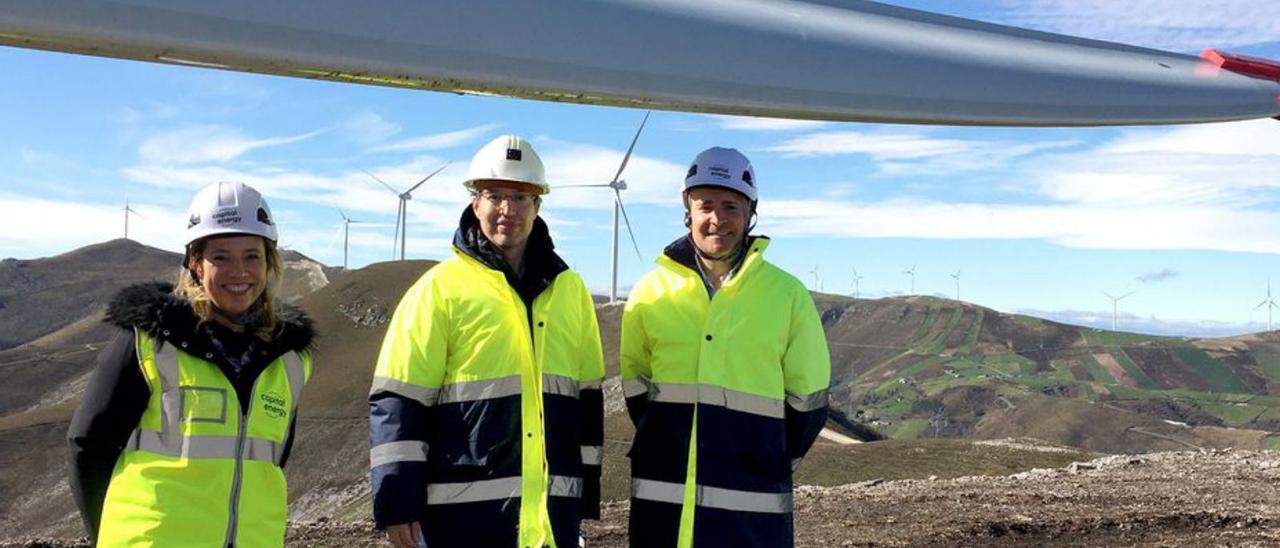 Por la izquierda, Belarmina Díaz; el jefe del servicio de Energías Renovables, Luis Manuel Rodríguez, y el técnico Germán González, en Buseco. | A. S.