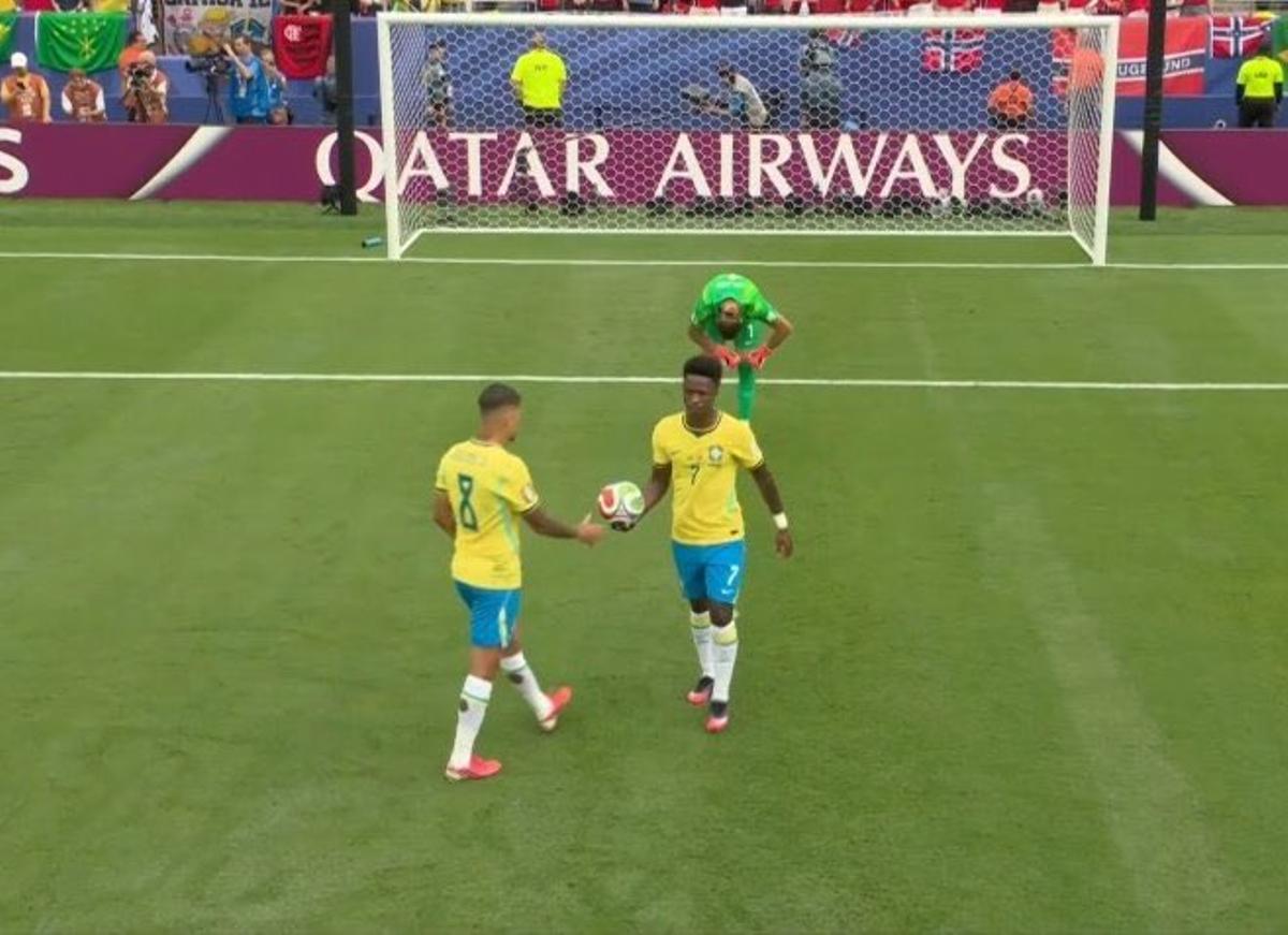 Vinicius Jr. le cede el balón a Bruno Guimaraes para el penalti ante Noruega