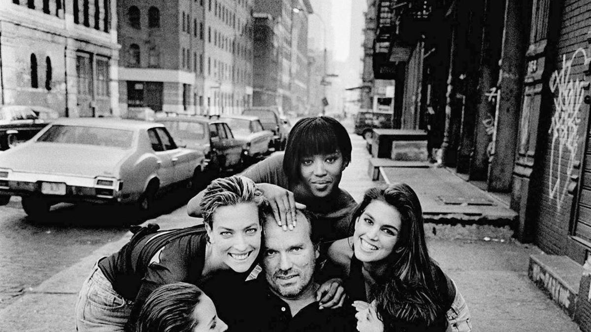 Peter Lindbergh rodeado de las supermodelos