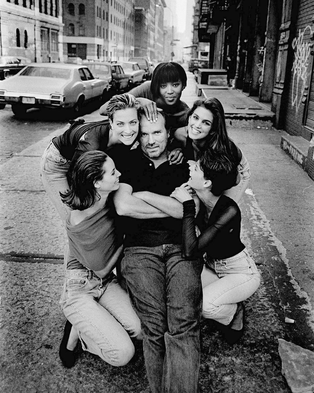 Peter Lindbergh rodeado de las supermodelos