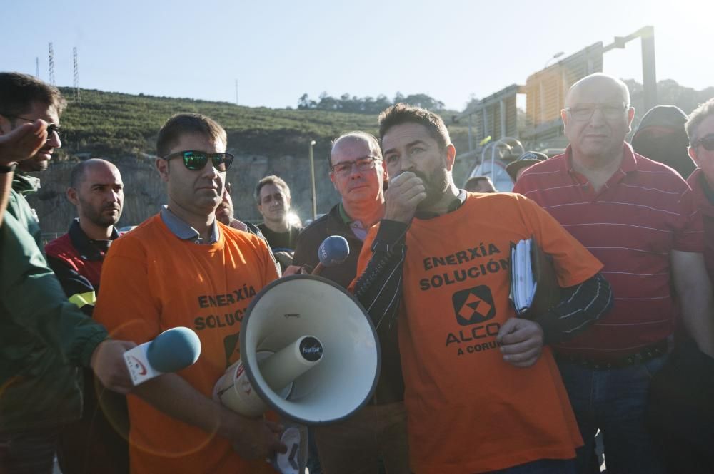 Al  "retén" de trabajadores en los accesos de la fábrica se suman las concentraciones que de lunes a jueves, por la tarde, mantendrán ante la planta de A Grela.