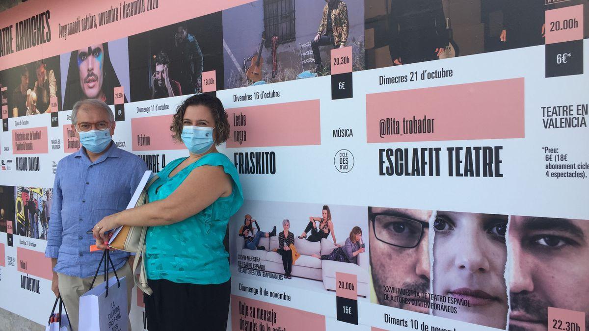 Abel Guarinos i Raquel Tamarit, amb els nous cartells de la programació de l&#039;Arniches.