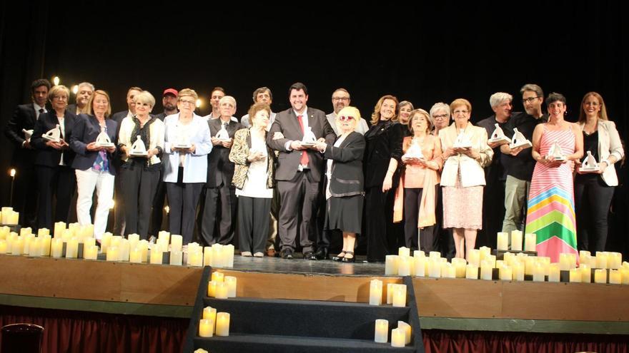Los artistas premiados en la I Gala de la Cultura de Nules posaron sobre el escenario del Teatro Alcázar junto al alcalde y la concejala del área.
