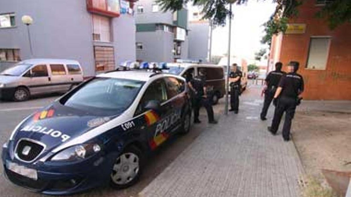 Policias nacionales en una intervención en Los Colorines, en una imagen de archivo.