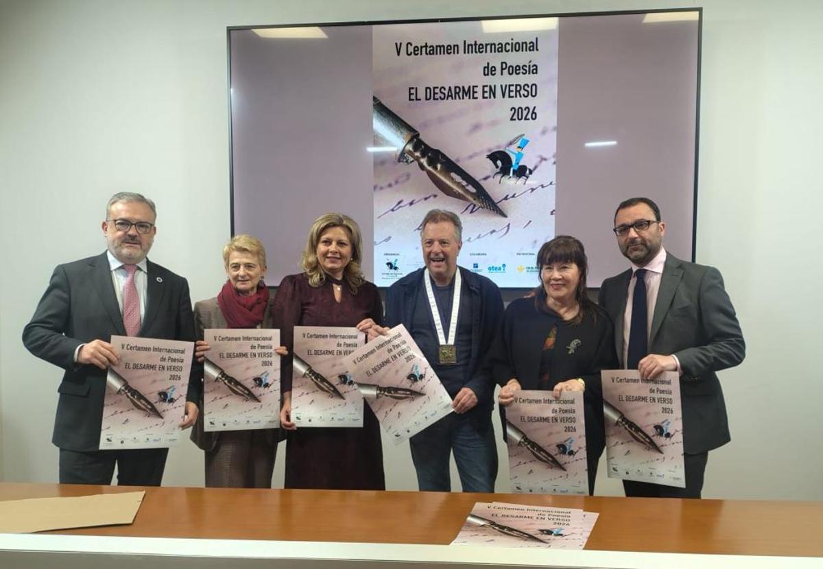 Un posado con el cartel durante la presentación del evento en la sala de prensa del Ayuntamiento de Oviedo.