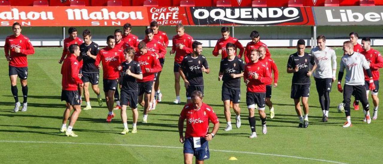 Gerardo Ruiz, seguido de sus futbolistas, ayer en El Molinón.