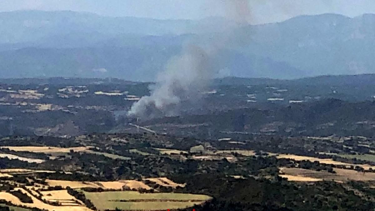 Un incendi forestal a Sanaüja mobilitza almenys 12 dotacions dels Bombers i quatre mitjans aeris
