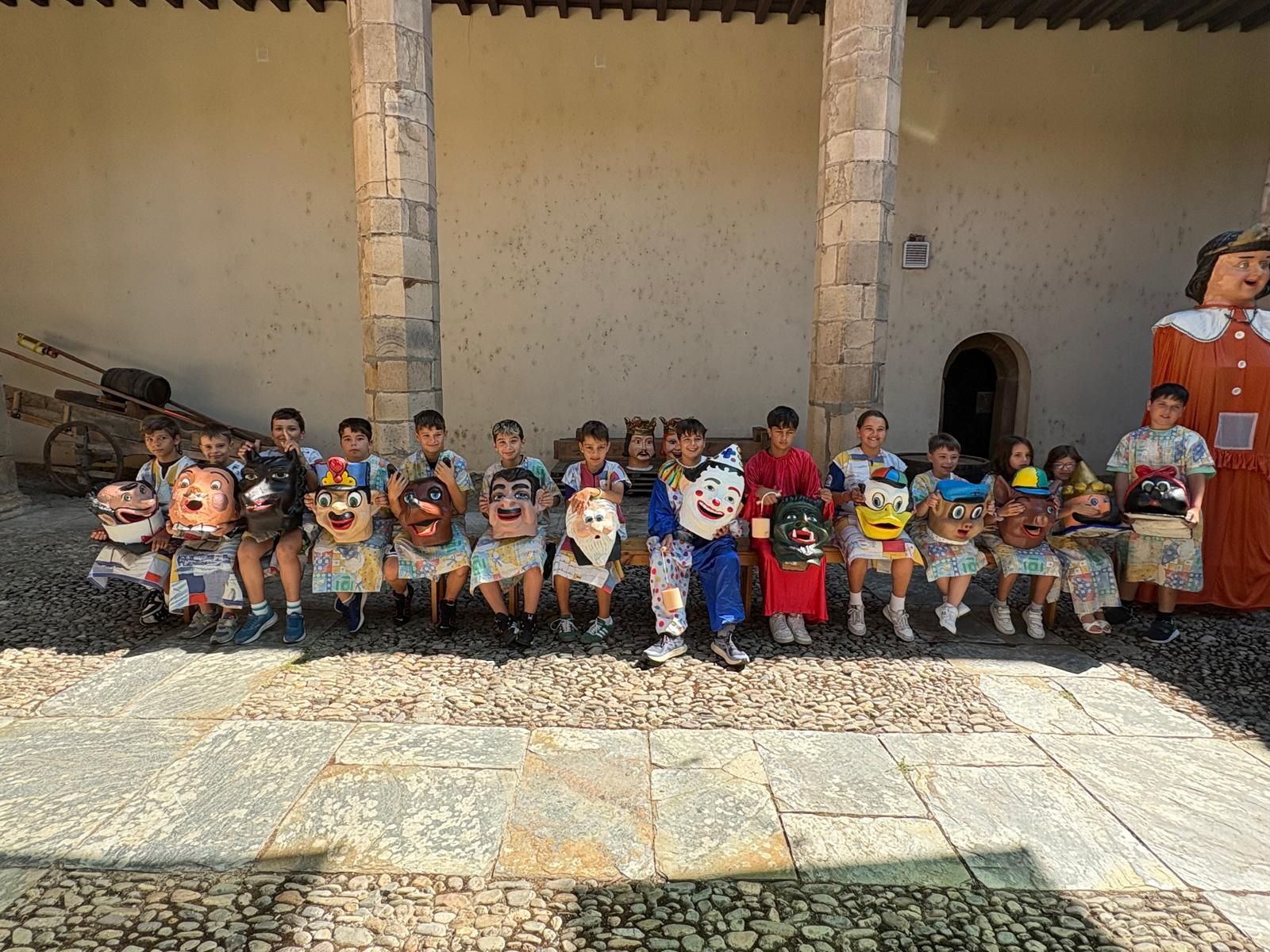 Los gigantes y cabezudos llenan de color y música Cangas del Narcea