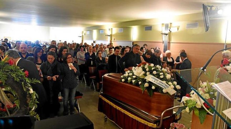 La sala Montserrat de Fontanova es va omplir a vessar en el funeral de Carles Martínez, ahir a la tarda