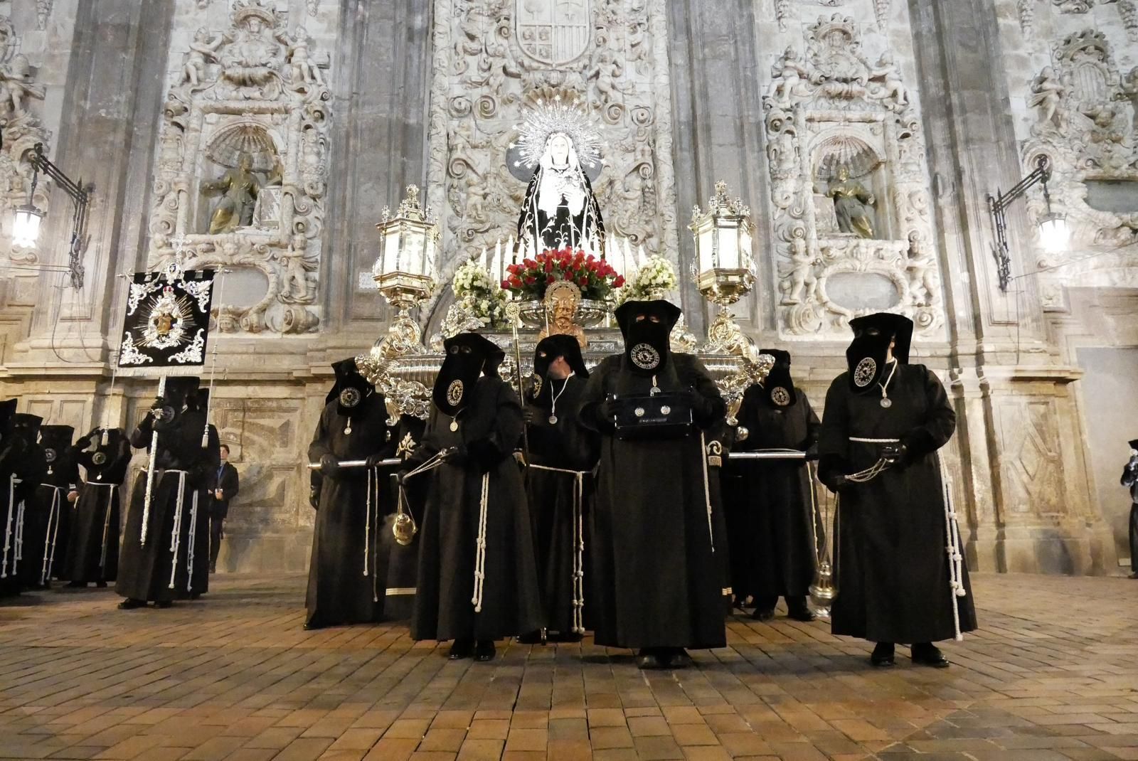 En imágenes | Zaragoza se conmueve con el 'Encuentro' de Jesús del Calvario y la Virgen de los Dolores