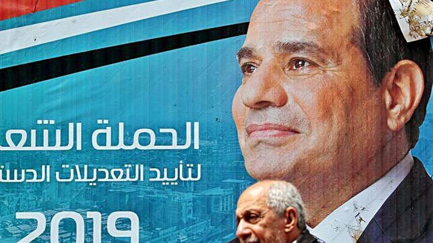 Un home passa davant un anunci d&#039;Al-Sisi.