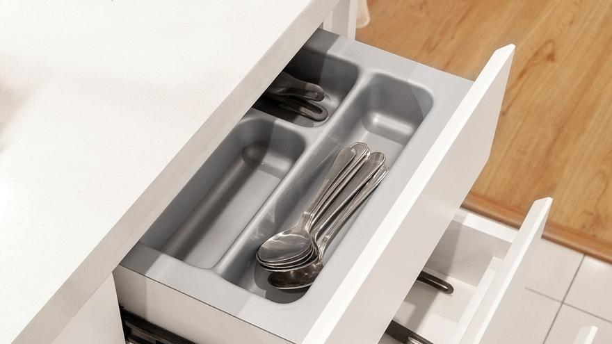 Adiós a los cajones de la cocina: la solución con perchas que puedes colocar en cualquier parte