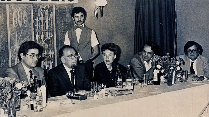 Santiago Carrillo, en el centro, en un acto celebrado en un restaurante de Las Palmas de Gran Canaria, junto a Guillermo García Alcalde -a su derecha- y Nacho Jiménez Mesa, al fondo, junto a José Carlos Mauricio. 