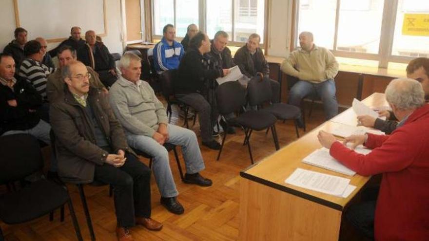 La plantilla celebró ayer una asamblea en la sede de la CIG en Lalín.  // Bernabé/Javier Lalín