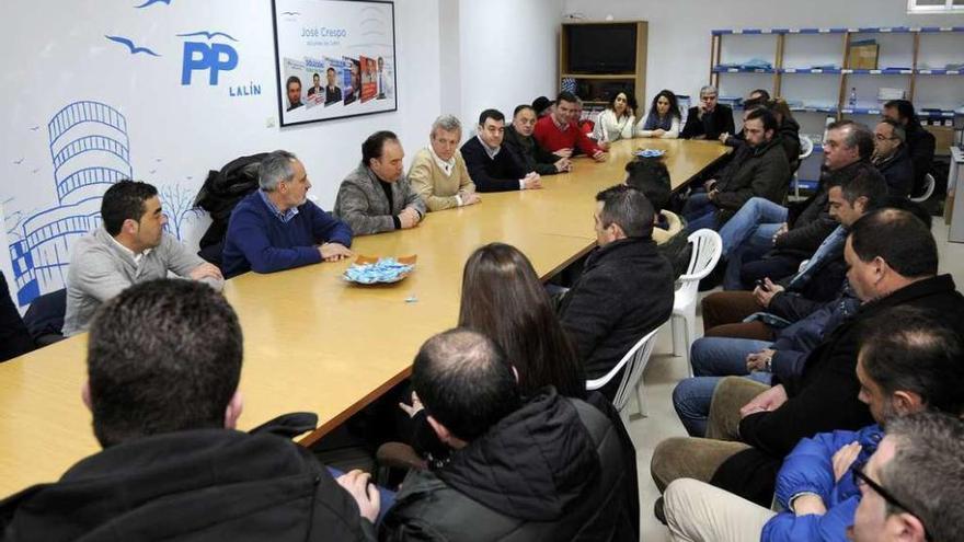 Alfonso Rueda presidió la reunión del PP de Deza y Tabeirós celebrada ayer en Lalín. // Bernabé/Javier Lalín