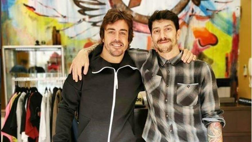 Fernando Alonso se tatúa en Avilés el emblema de Asturias