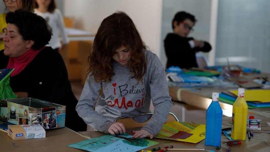 Varios de los menores asistentes y su profesora, Alba Bartolomé.