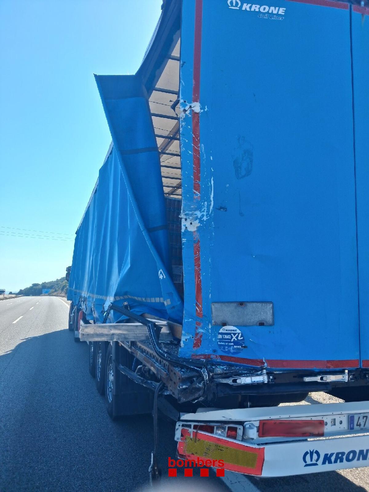 El camió accidentat a l'AP-7 amb un autobús a Maçanet.
