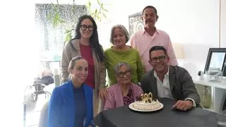 Un siglo de vida y una fiesta en familia: Rafaela Respicio celebra sus cien años en Ibiza