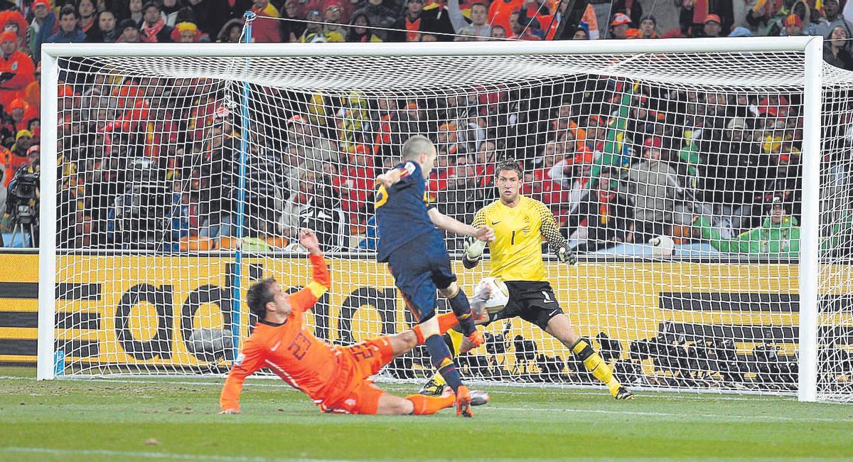 MUN270 JOHANNESBURGO (SUDÁFRICA) 11/07/2010.-Andrés Iniesta,en el momento de marcar el gol que consiguío durante el partido de la final del Mundial de Sudáfrica que las selecciones de Holanda y España disputan esta noche en el Soccer City de Johannesburgo.España, que ganó 1-0 en la prórroga, se proclamó campeona del mundo. EFE/Cézaro de Luca . PROHIBIDO SU USO EN DISPOSITOS MÓVILES. PROHIBIDO SU USO EN DISPOSITOS MÓVILES