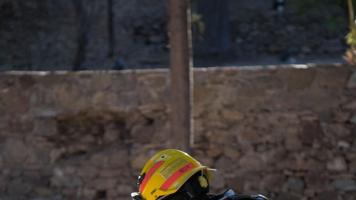 Los bomberos  inspeccionan dos pozos en la Alcazaba y Gibralfaro. Foto: Alejandro Santana Almendro