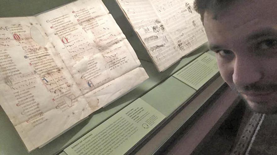 Luis Alejandro Fernández-Jardón, junto al manuscrito original, en una visita al Morgan Museum de Nueva York // Linterna Producciones