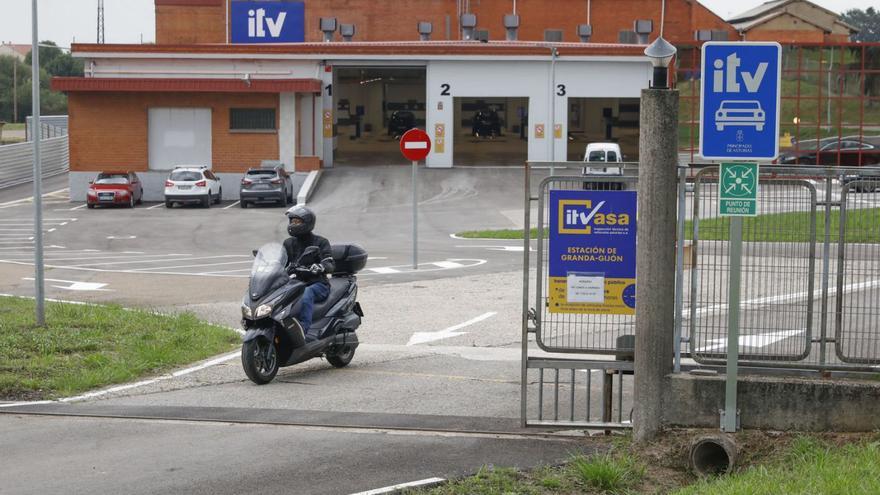 Un motorista sale de la ITV de Granda.