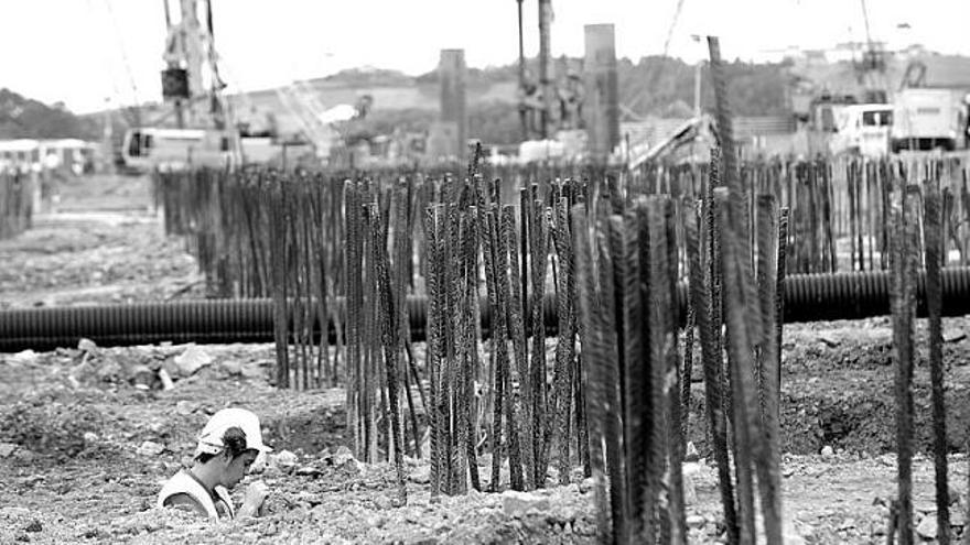 Un trabajador, en la zona donde se hincan los pilotes sobre los que se colocará la superestructura.