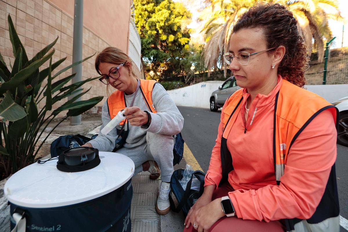 Investigadoras del Instituto de Enfermedads Tropicales de Canarias emplean una de las trampas del sistema de vigilancia.