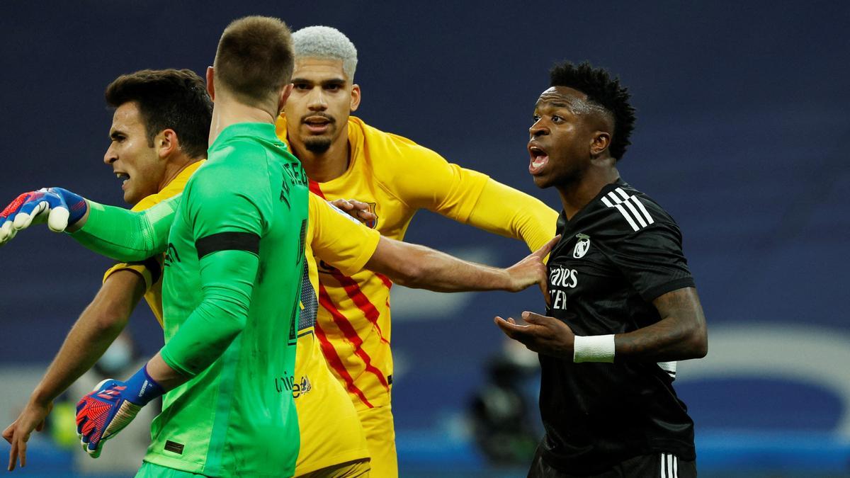 Araujo separa a Vinicius de Ter Stegen, después de que el meta le recriminara que se tiró buscando un penalti.