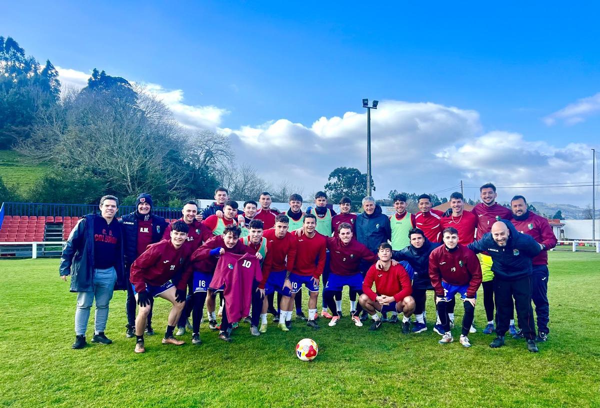 La plantilla del Colunga con Quique Setién.