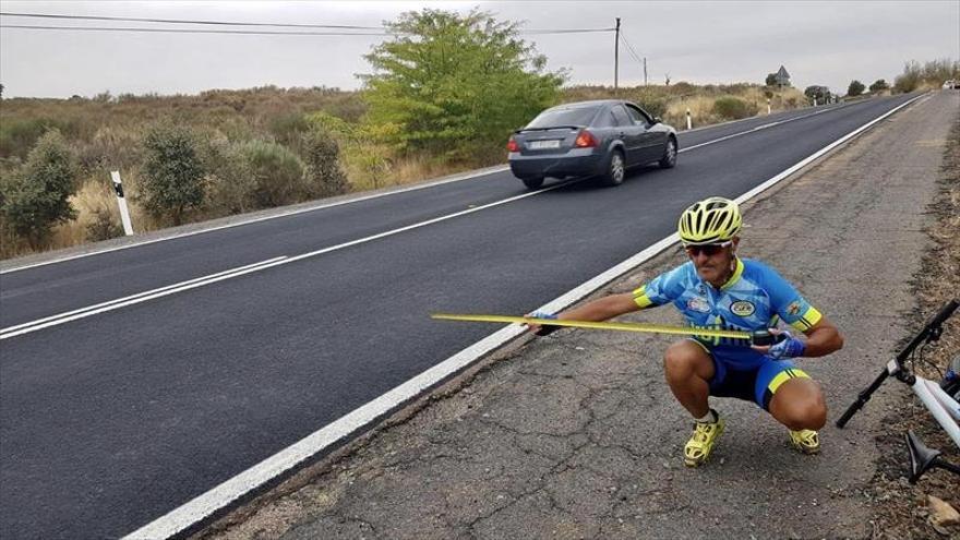 Los ciclistas solicitan que asfalten y adecenten los arcenes de la N-V