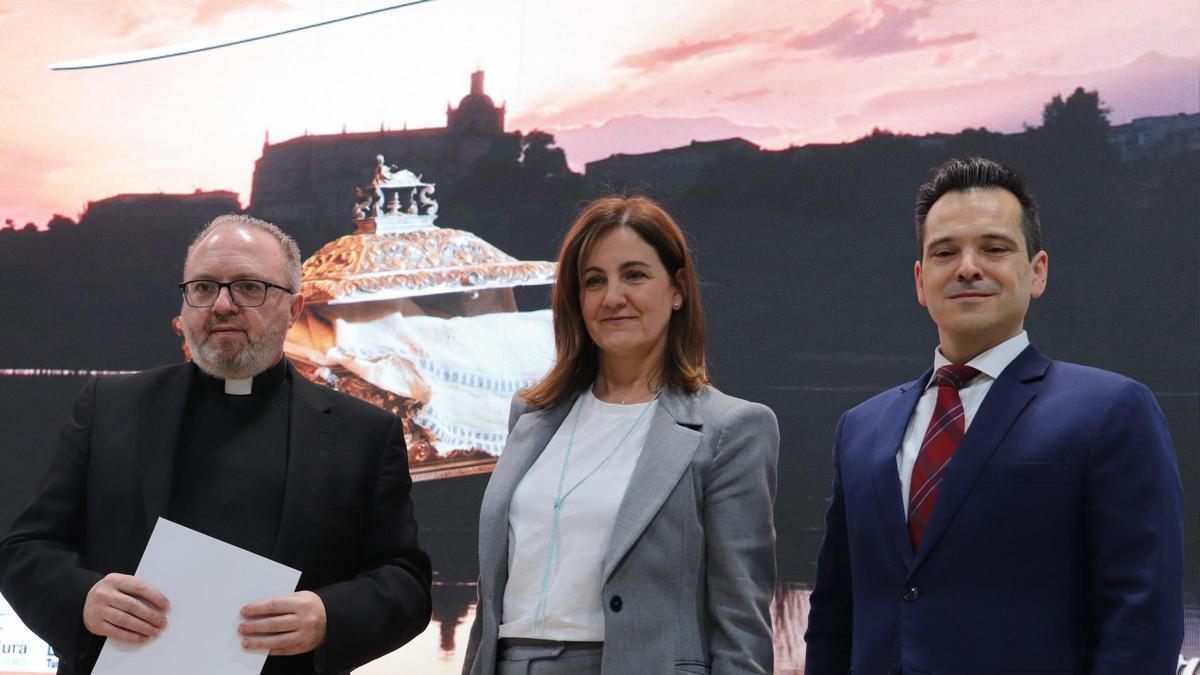 Ángel David  Martín Rubio, deán de la catedral de Coria; Almudena Domingo, alcaldesa de Coria y Óscar Mateos, director general de Turismo.