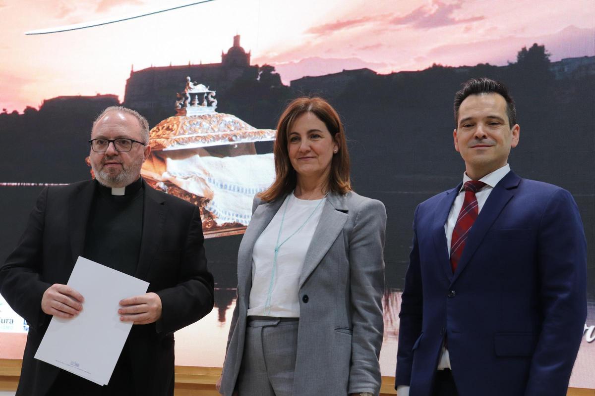 Ángel David  Martín Rubio, deán de la catedral de Coria; Almudena Domingo, alcaldesa de Coria y Óscar Mateos, director general de Turismo.
