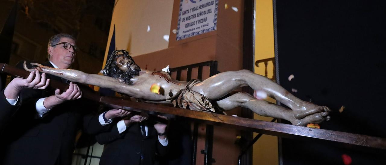 Traslado del Cristo del Refugio por la Cofradía de la Piedad