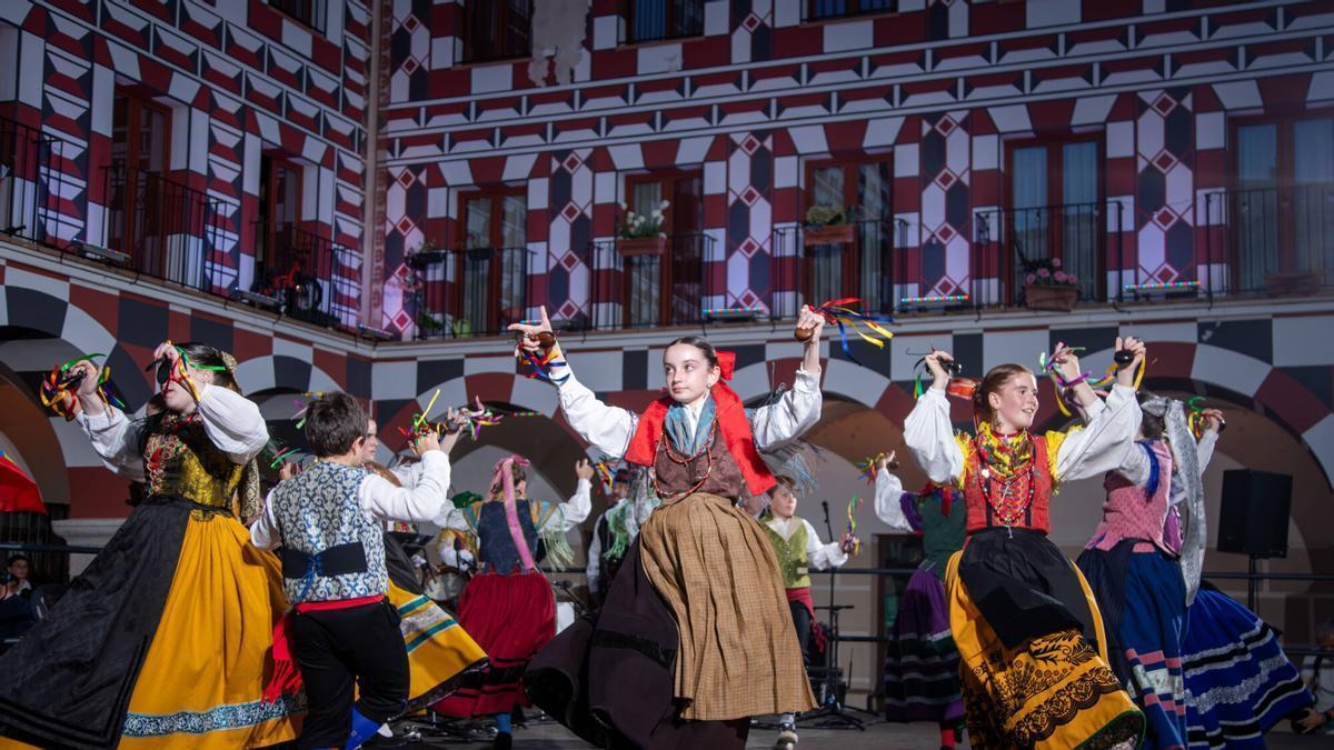 Vídeo | El folklore infantil toma la Plaza Alta de Badajoz